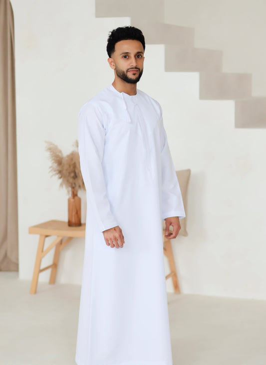 Men’s white Omani thobe three-quarter view – Qalbi