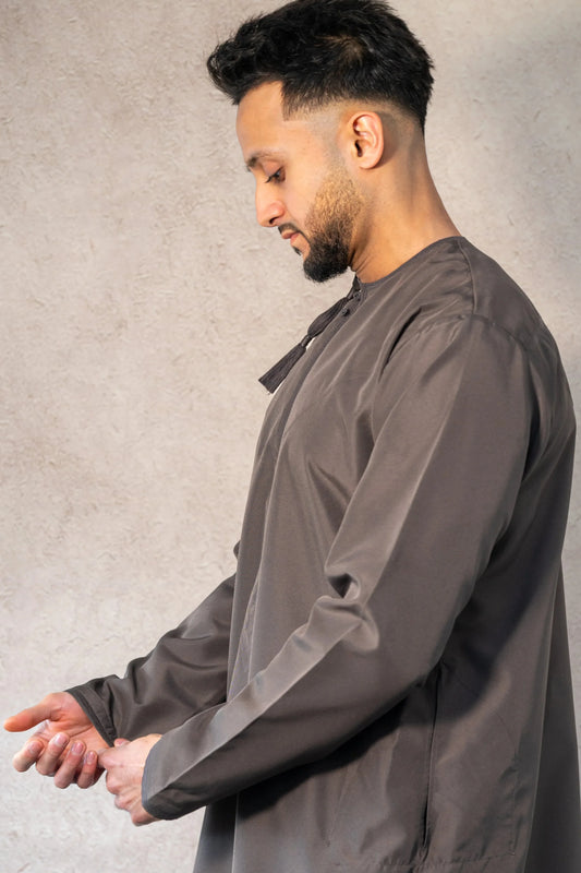 Omani thobe / jubba showcasing side view