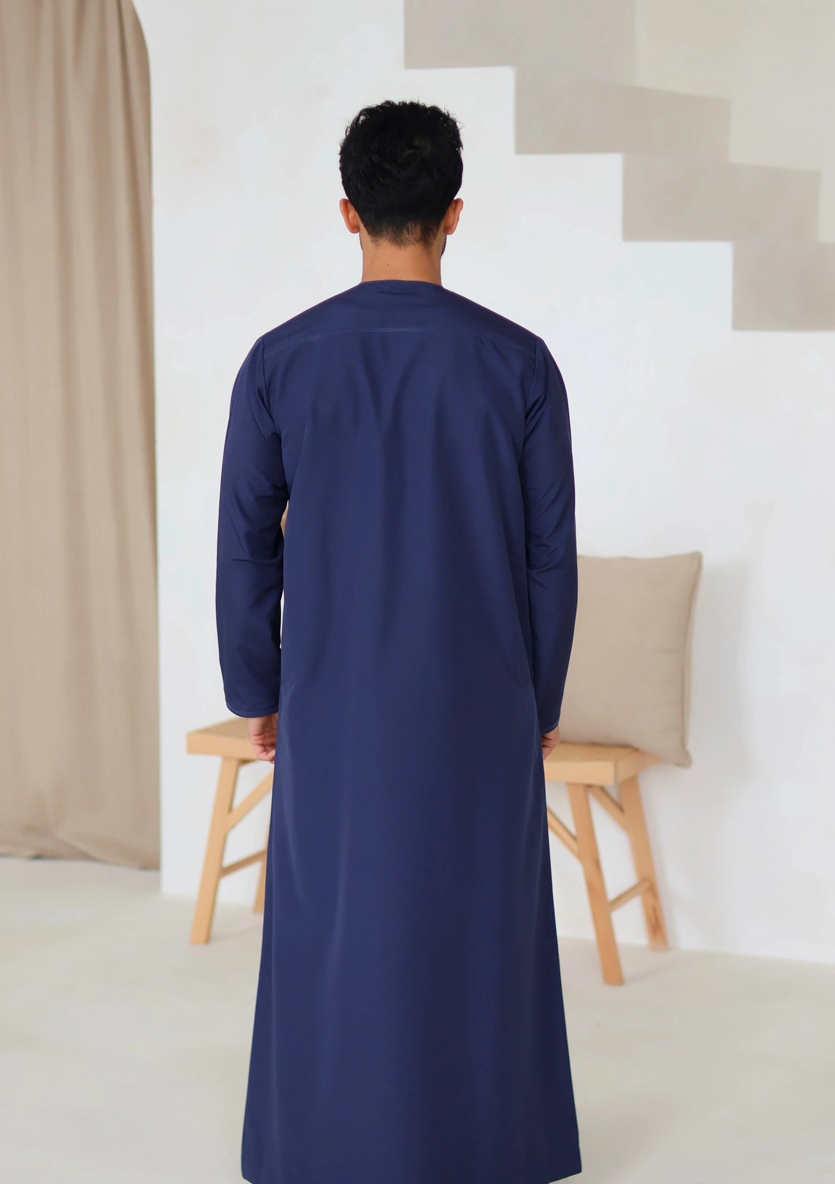 Men’s navy blue Omani thobe back view – Qalbi