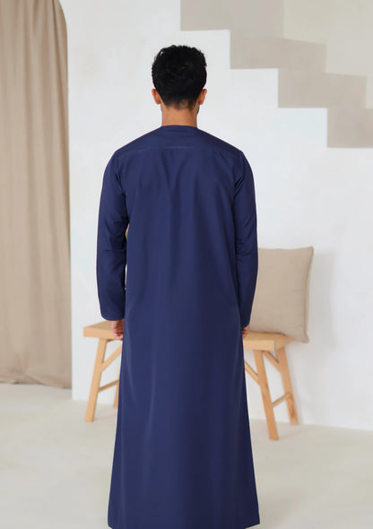 Men’s navy blue Omani thobe back view – Qalbi