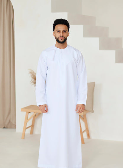 Men’s white Omani thobe front view – Qalbi