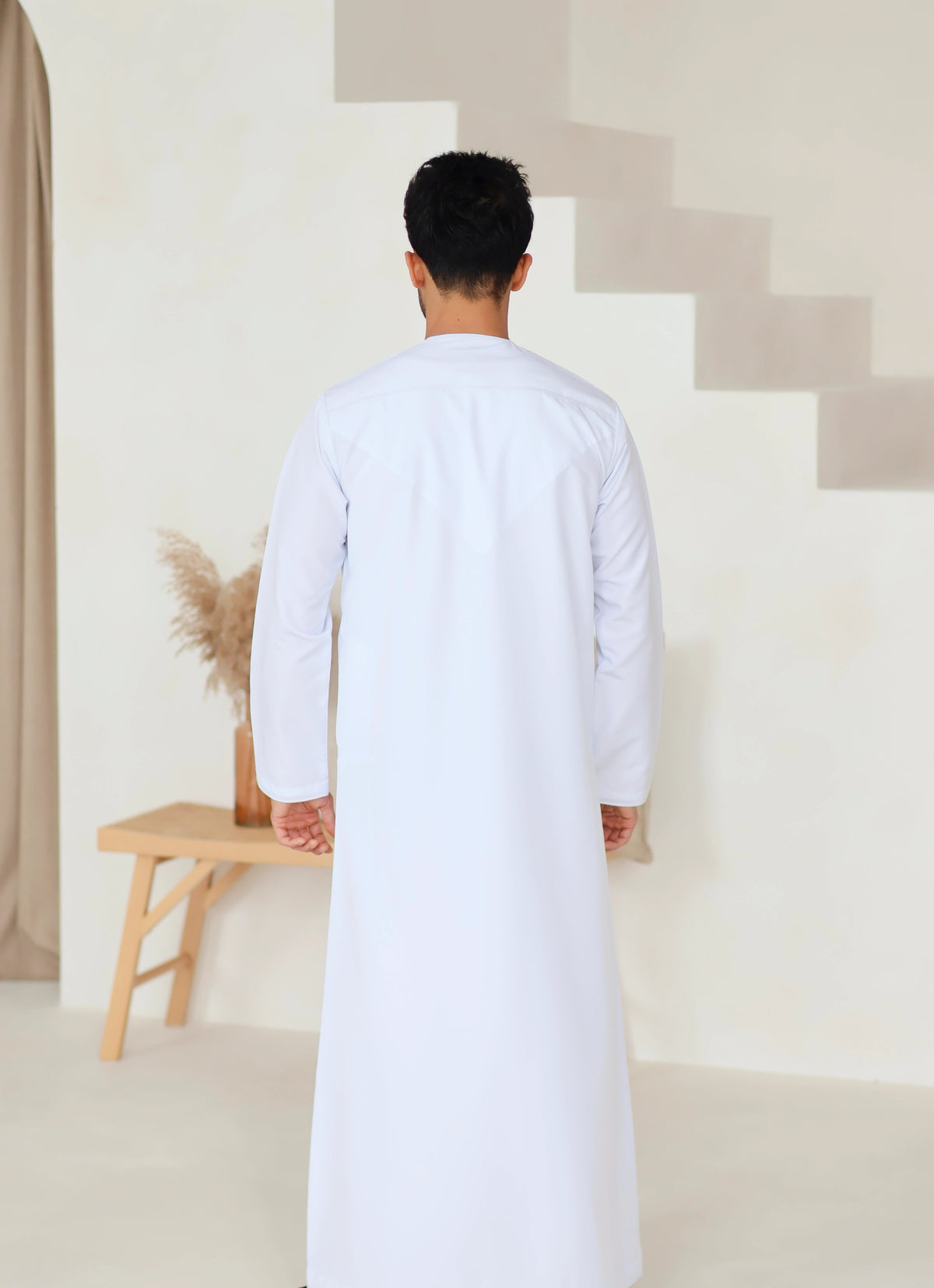 White Omani thobe back view – Qalbi