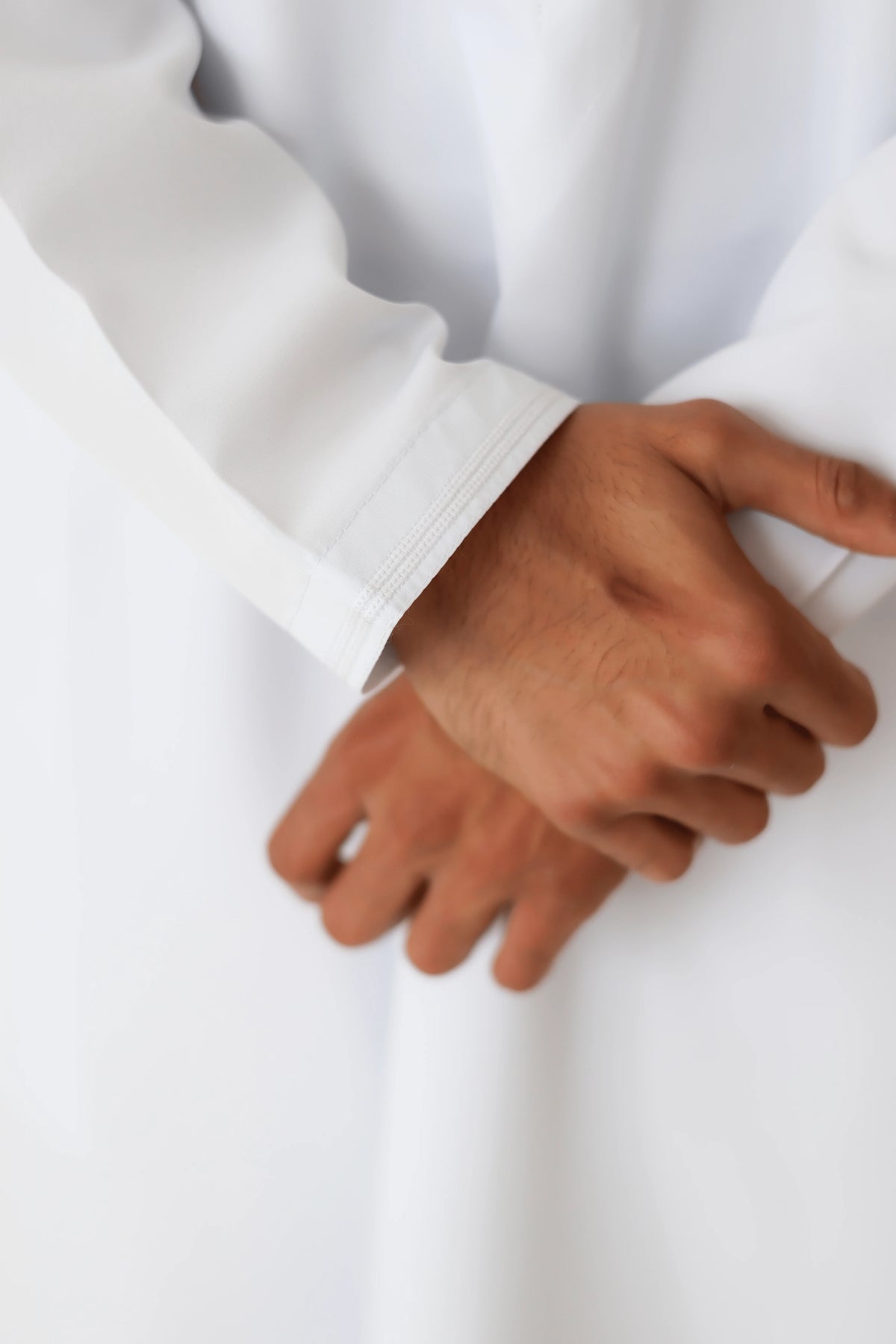White Omani thobe sleeve detail – Qalbi