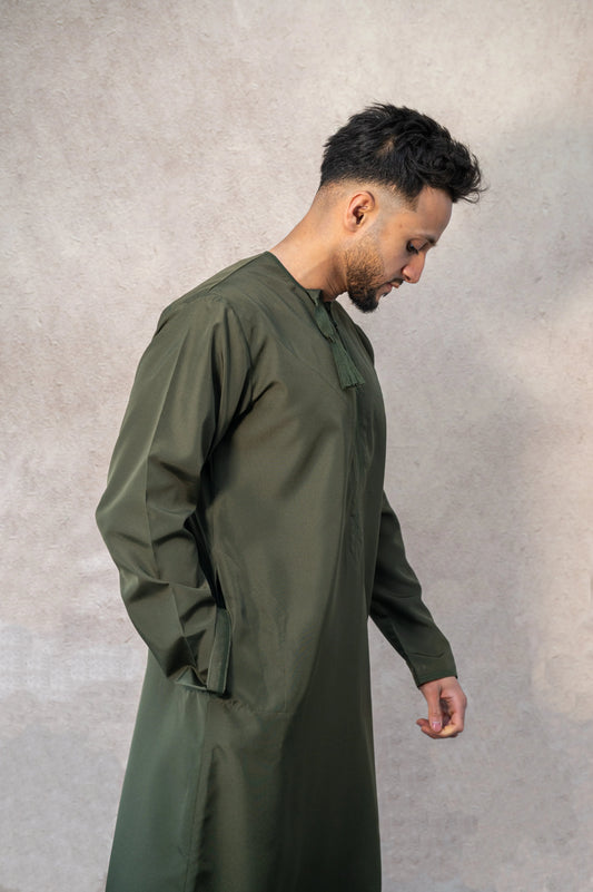 Side profile of forest green / Olive green Omani thobe / jubba showcasing relaxed fit