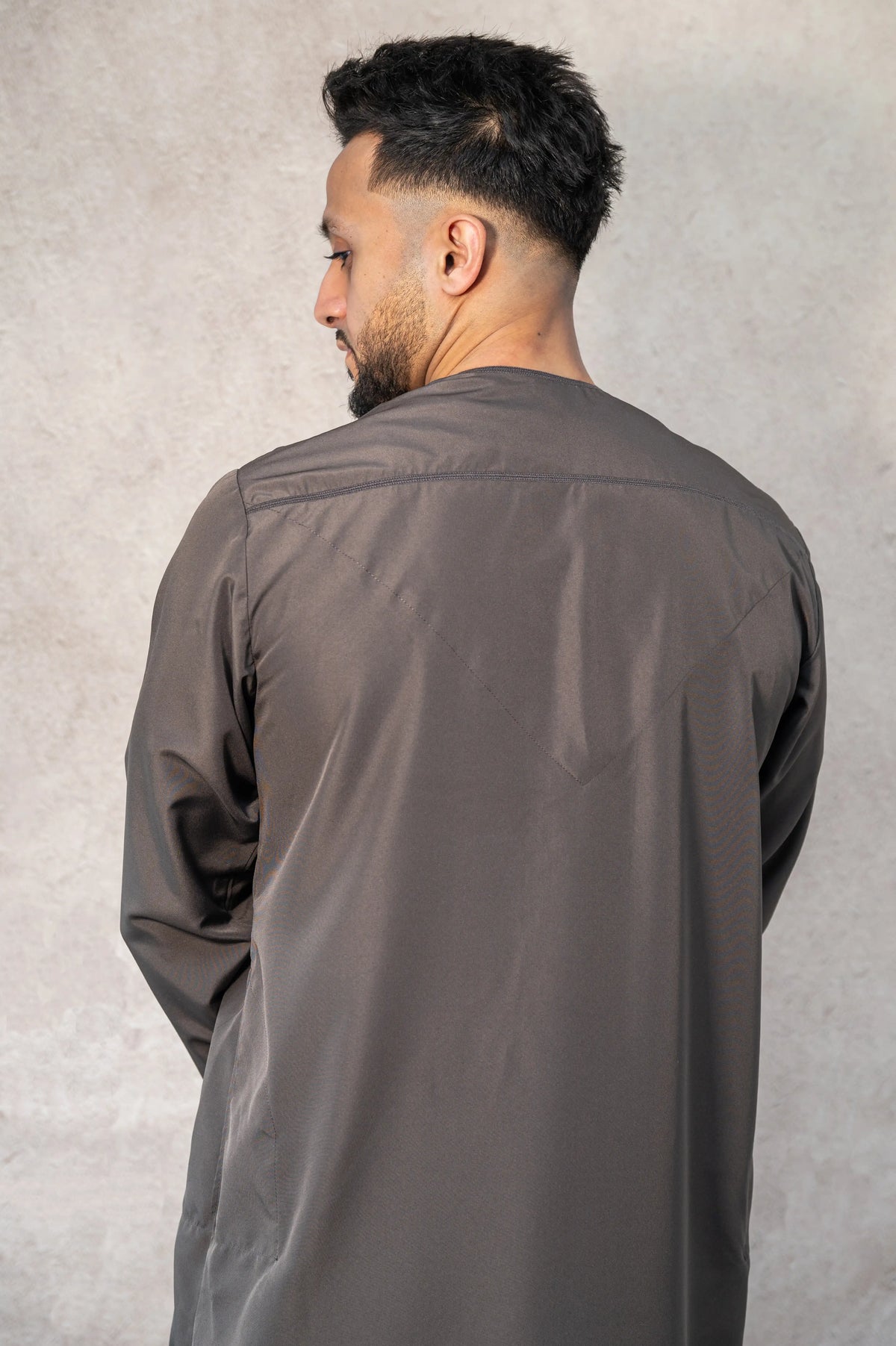 Mens Omani Grey Thobe / jubba showcasing the back view with embroidered back