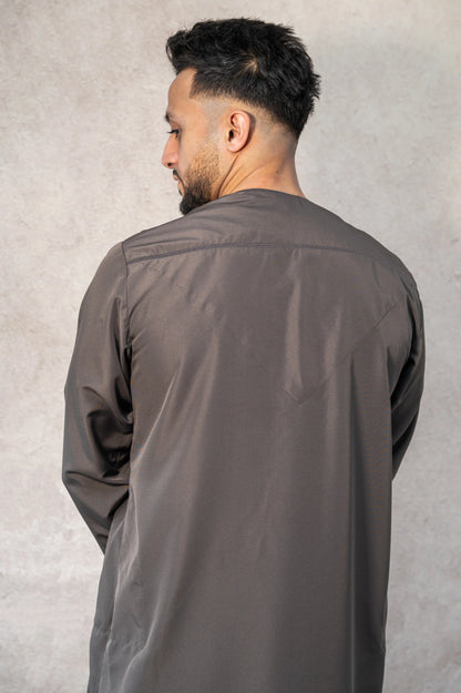 Mens Omani Grey Thobe / jubba showcasing the back view with embroidered back