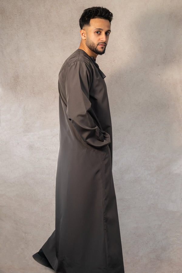 Front view of men's premium grey Omani thobe / jubba showcasing traditional relaxed fit in our premium water repellent fabric