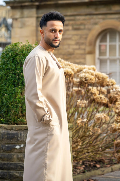 Mens Premium Omani Sand / Cream Beige Thobe / Jubba in natural outdoor lighting