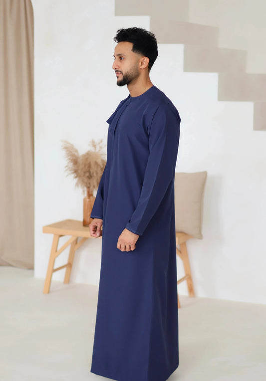 Men’s navy blue Omani thobe side view – Qalbi